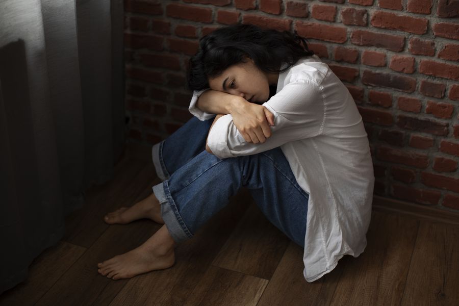 Pensamento positivo: 5 benefícios de uma atitude positiva jovem assustada